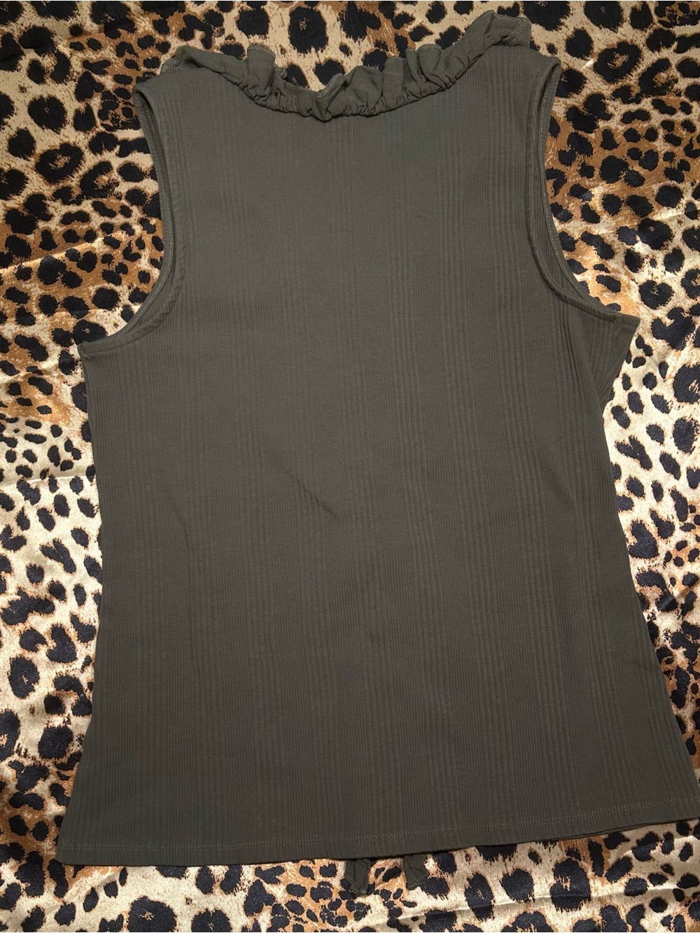 ❌SOLD❌CATO Olive Green Ribbed Ruffle V-Neck Tank Top - Picture 4 of 6
